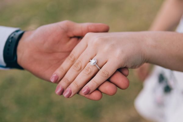 The Art of Romance: How Cars and Engagement Rings Set the Mood for a Perfect Proposal